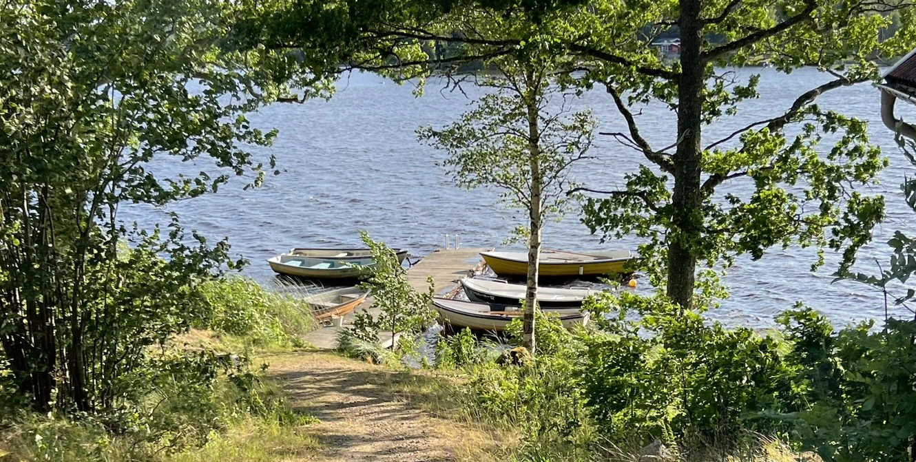 Bild på bryggan och båtplatser vid Törsbogården.