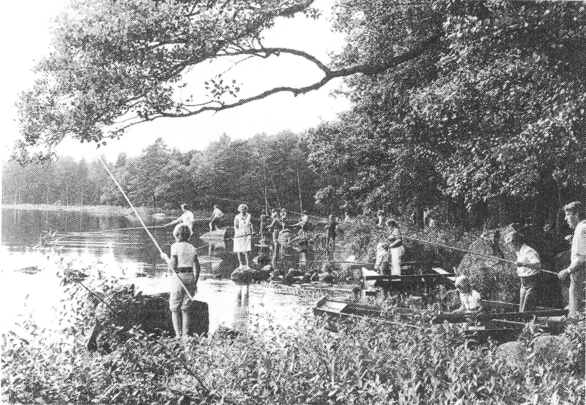 Bild på folk som fiskar på fiskerimöte i Skäppebo juli 1977